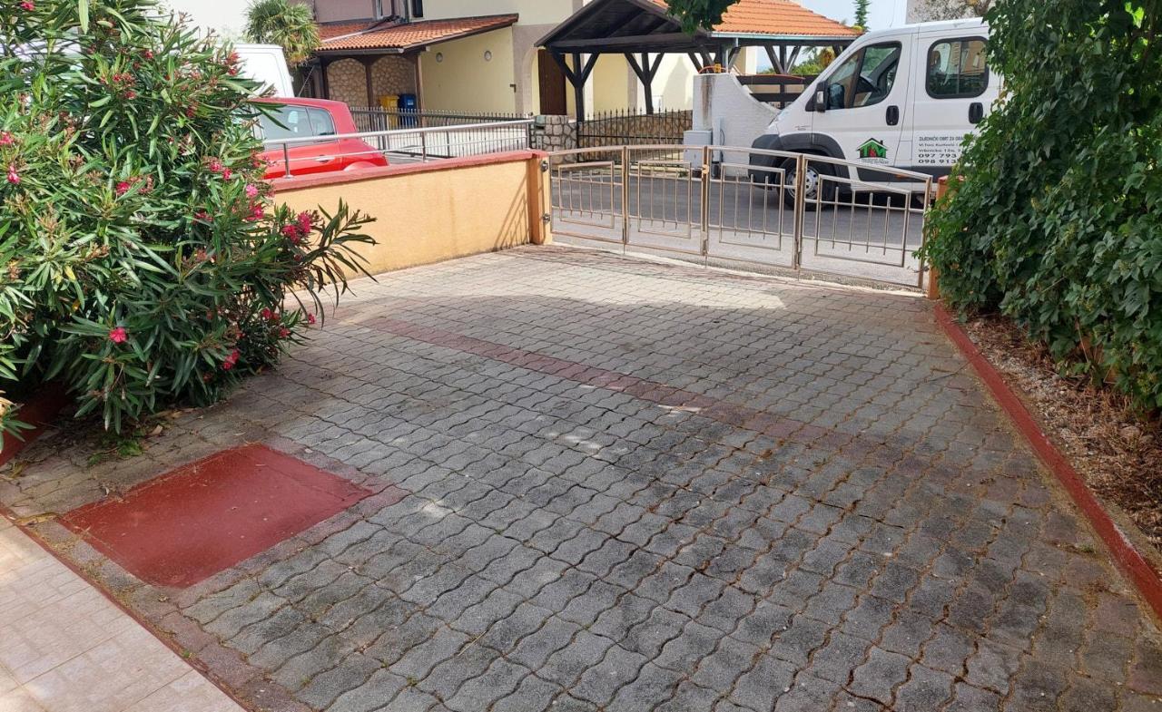 Apartman Nelamore - Krk Town, 300 Meters To The Beach Exterior photo